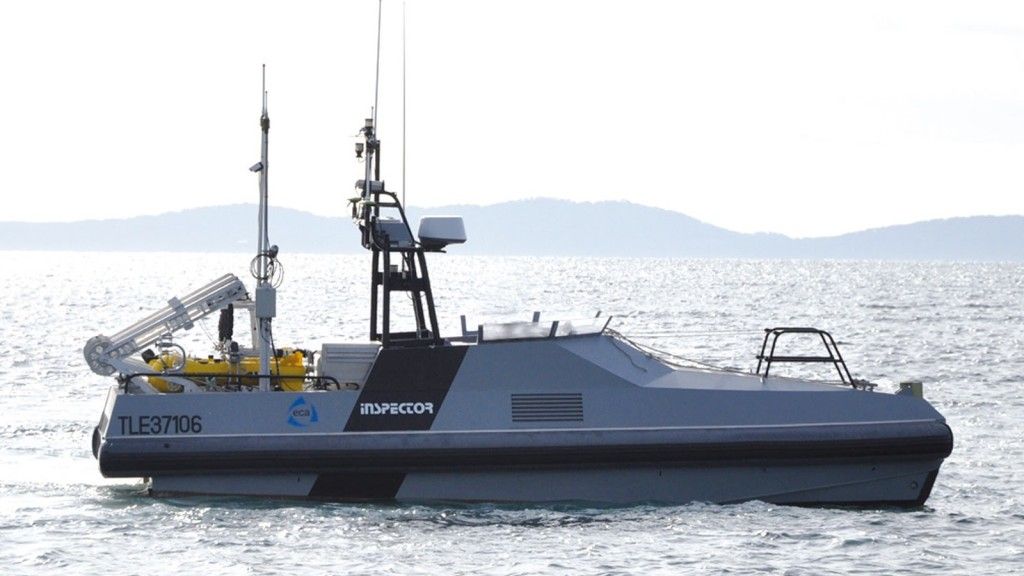 Australijska marynarka kupiła dla swoich sił przeciwminowych od francuskiej firmy ECA bezzałogowe pojazdy nawodne, bazujące na dronie INSPECTOR (na zdjęciu INSPECTOR z systemem opuszczania do wody samobieżnego ładunku do niszczenia min K-STER) – fot. ECA
