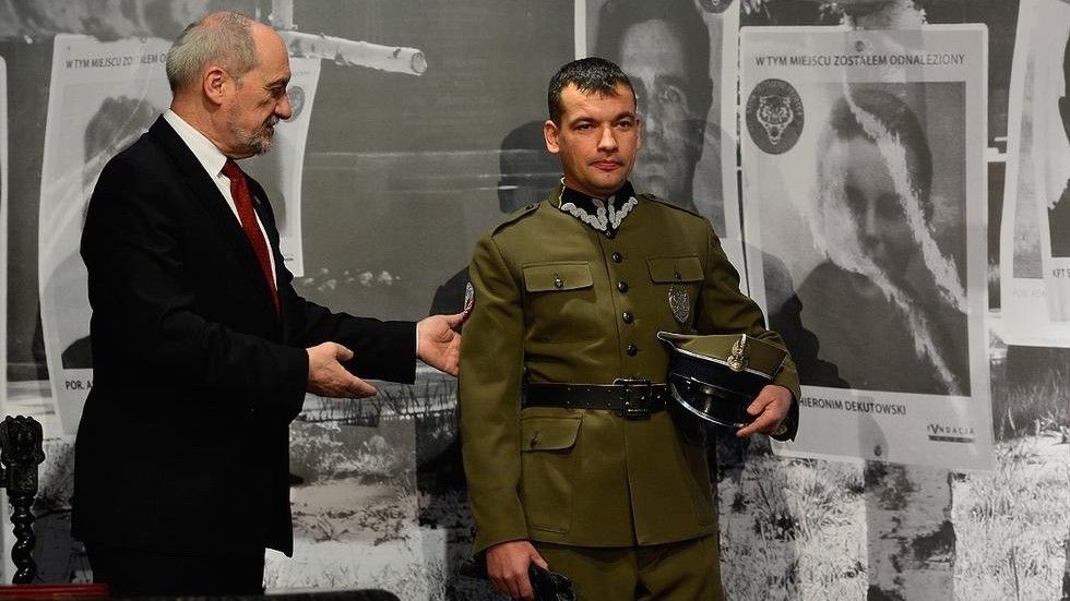 Minister Macierewicz prezentuje mundur dla weteranów-Żołnierzy Wyklętych (1 marca 2016 rok) / Fot. mjr Robert Siemaszko/ CO MON