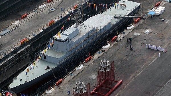 Irańczycy chcą zamontować nowy system rakietowy m.in. na budowanej obecnie fregacie Sina-7 - fot. FARS News Agency