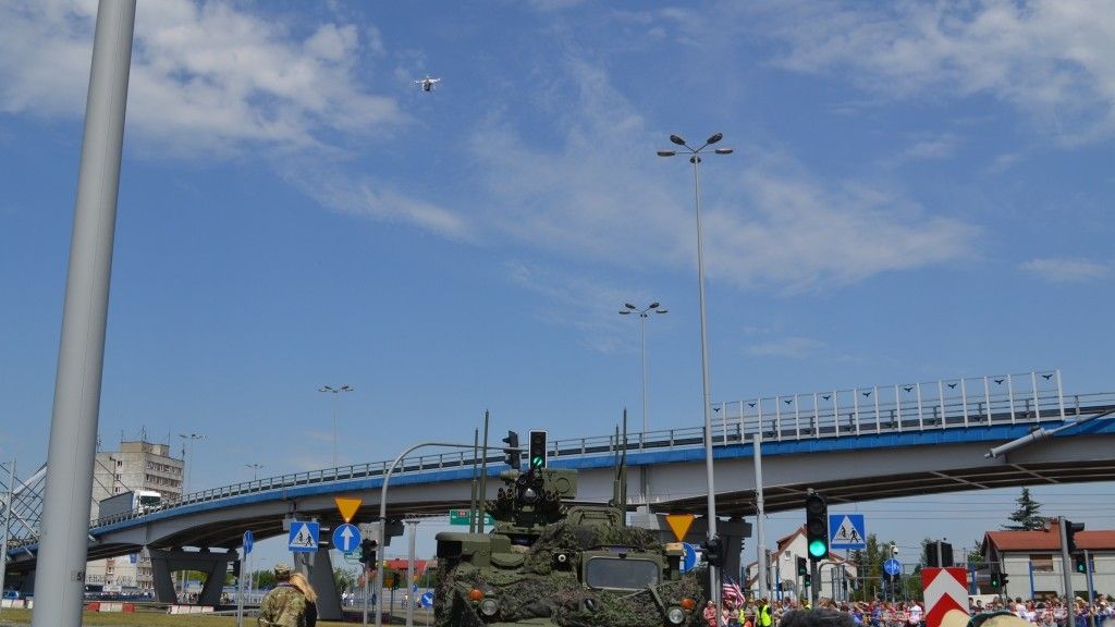 Mały dron komercyjny latający nad konwojem amerykańskich Strykerów przekraczających most w Toruniu. Fot. M.Dura