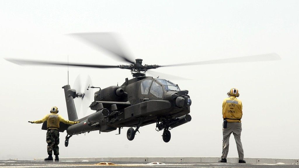 AH-64D Apache lotnictwa Kuwejtu, fot. Mass Communication Specialist 1st Class Larry S. Carlson/US Navy, wikipedia