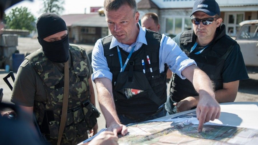 Grupa obserwatorów OBWE znalazła się pod ostrzałem w rejonie Doniecka. Na zdjęciu przedstawiciele Organizacji pracujący w Donbasie. Fot. OSCE/Evgeniy Maloletka.