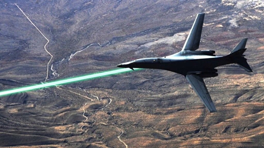 Lockheed Martin przetestował 30 - kilowatowy laser światłowodowy przełamując następną barierę na drodze zbudowania działka laserowego – fot. DARPA