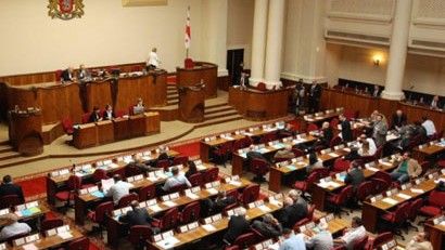 Głosowanie odbyło się w nowej siedzibie gruzińskiego parlamentu w Kutaisi - fot. en.trend.az