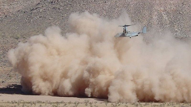 CV-22 podczas lądowania na pustyni. Widać głównie ogromny tuman pyłu. -fot. USAF