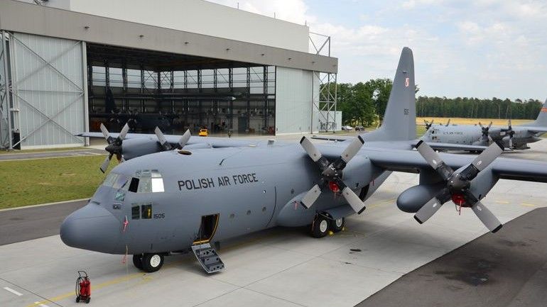 Polski i amerykański C-130 Hercules w Powidzu.