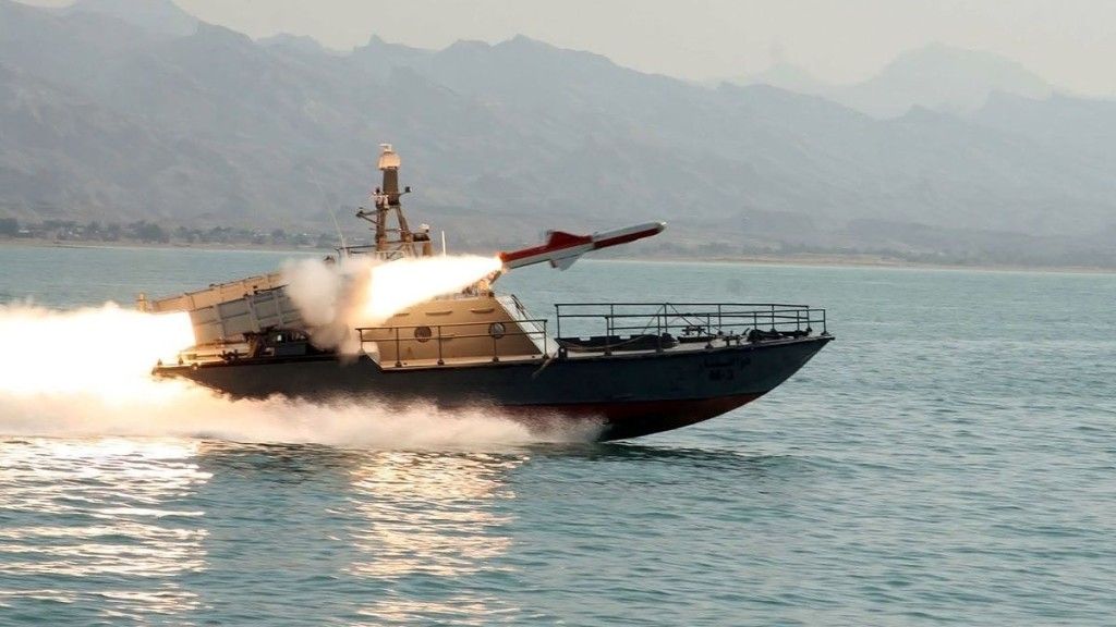Szybka, irańska łódź motorowa uzbrojona w przeciwokrętowe rakiety Nasr-1 – fot. Islamic Revolutionary Guard Corps (IRGC)