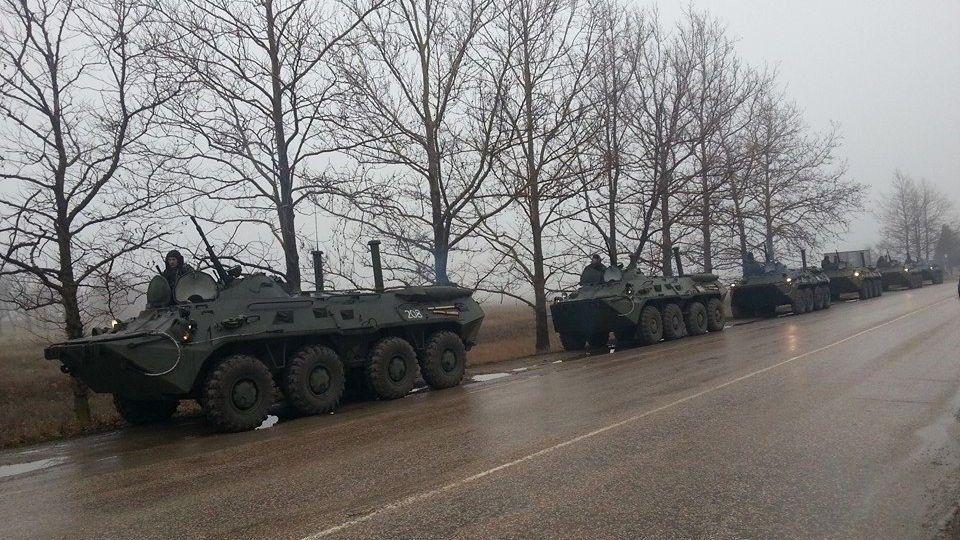 Rosyjskie transportery na drodze do Symferopola - fot. O.Kriuczkow/Facebook