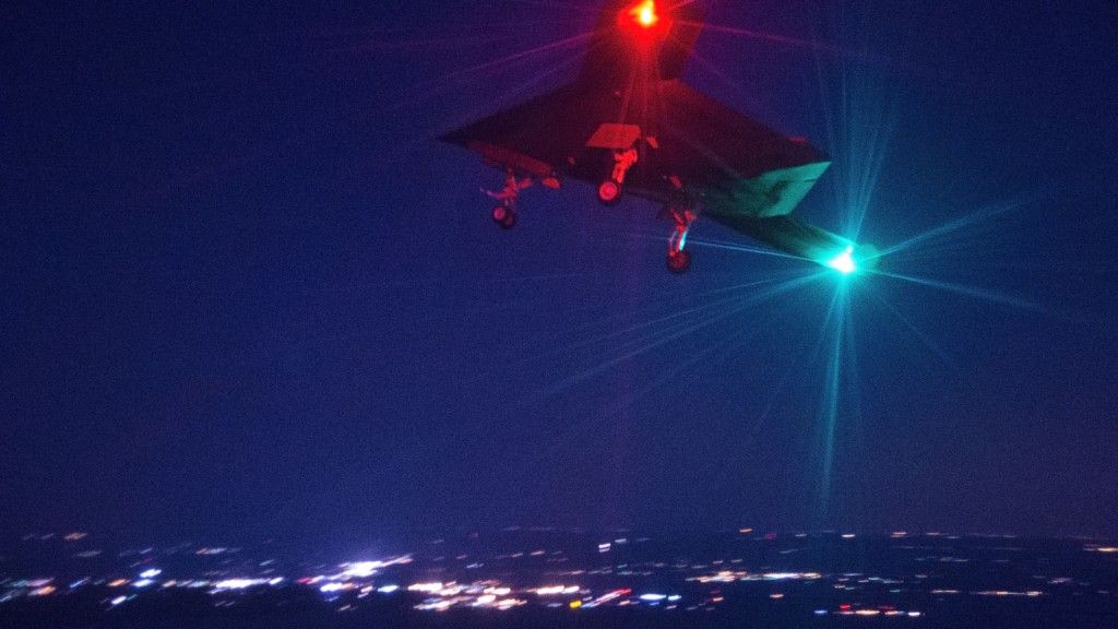 Amerykanie przeprowadzili pierwsze loty nocne dronu bojowego X-47B – fot. US Navy