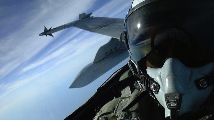 Widok z kabiny F-18 Super Hornet na podwieszony pod skrzydłem AGM-154 JSOW - fot. US Navy