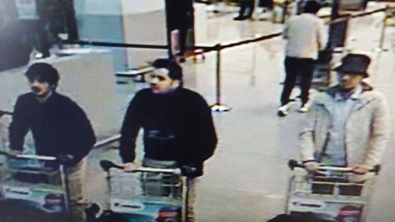 Mohamed Abrini po prawej stronie, na zdjęciu z monitoringu brukselskiego lotniska, które zostało wykonane niedługo przed zamachem