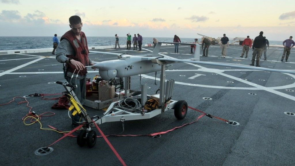 Przygotowanie dronu RQ-21A Blackjack na okręcie amfibijnym USS „New York” (LPD 21) – fot. A.Beckles/US Navy