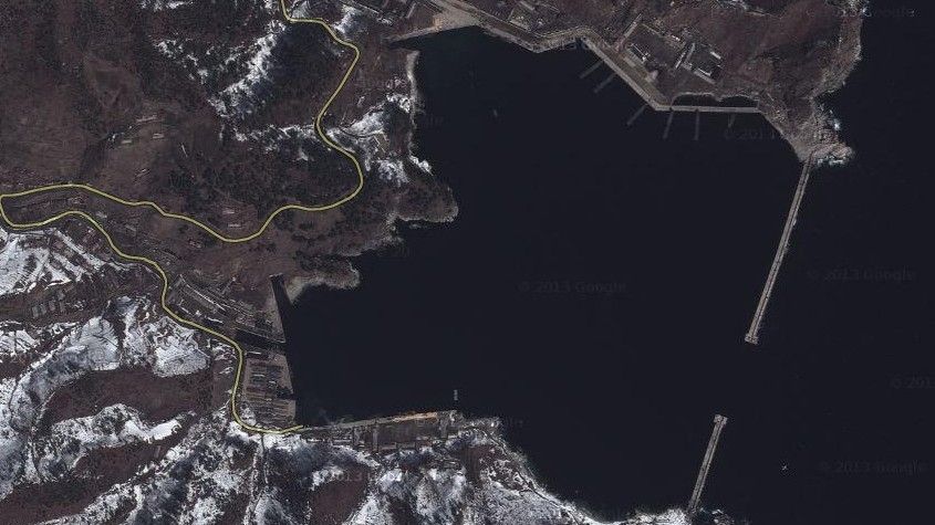 Kim Dzong Un wydał rozkaz ukrycia swoich okrętów, ponieważ są za bardzo widoczne. Ma rację o czym świadczy zdjęcie satelitarne nienazwanej bazy na wschodnim wybrzeżu – fot. Google