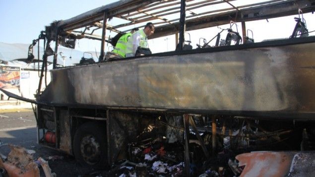Wrak autokaru zniszczonego przez zamachowca na lotnisku w Burgas - fot. Dano Monkotovic/Flash90