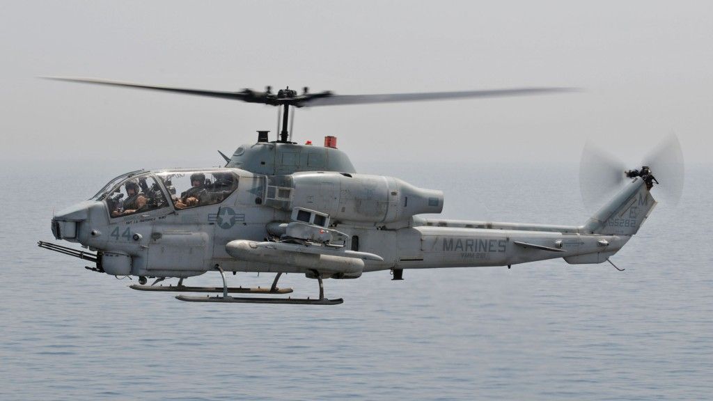 Śmigłowiec AH-1W Super Cobra, z jakiego odpalono pocisk TOW-2 RF. Fot. Mass Communication Specialist 2nd Class Zane Ecklund/US Navy