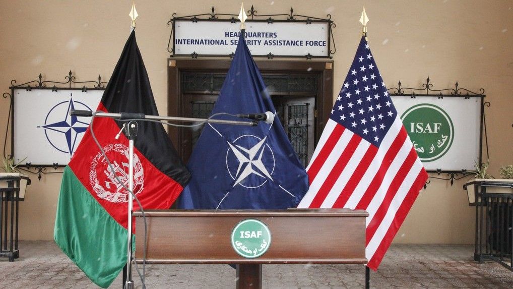 Kwatera główna NATO w Kabulu przed konferencją prasową - fot. ISAF.