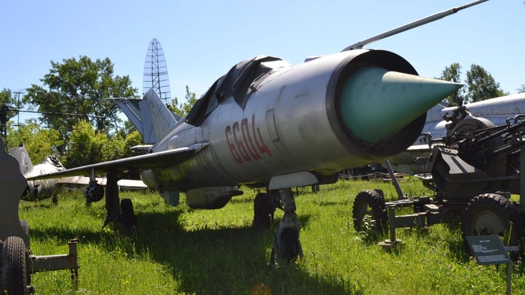 Siły powietrzne Mozambiku postanowiły wyremontować swoje samoloty MiG-21 – fot. M.Dura