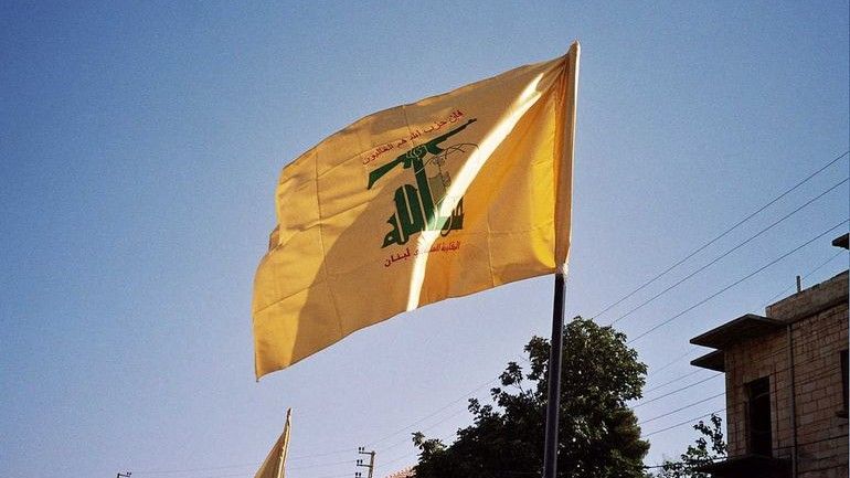 Flaga Hezbollahu sfotografowana w Syrii. Fot. upyernoz/wikipedia/CC BY 2.0