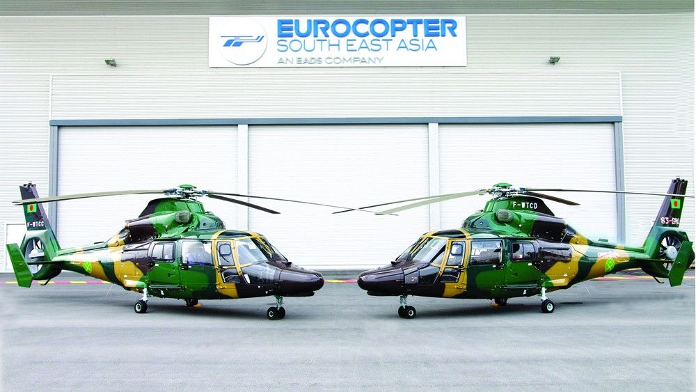 Para śmigłowców AS365N Dauphin w barwach sił zbrojnych Bangladeszu - fot. Eurocopter