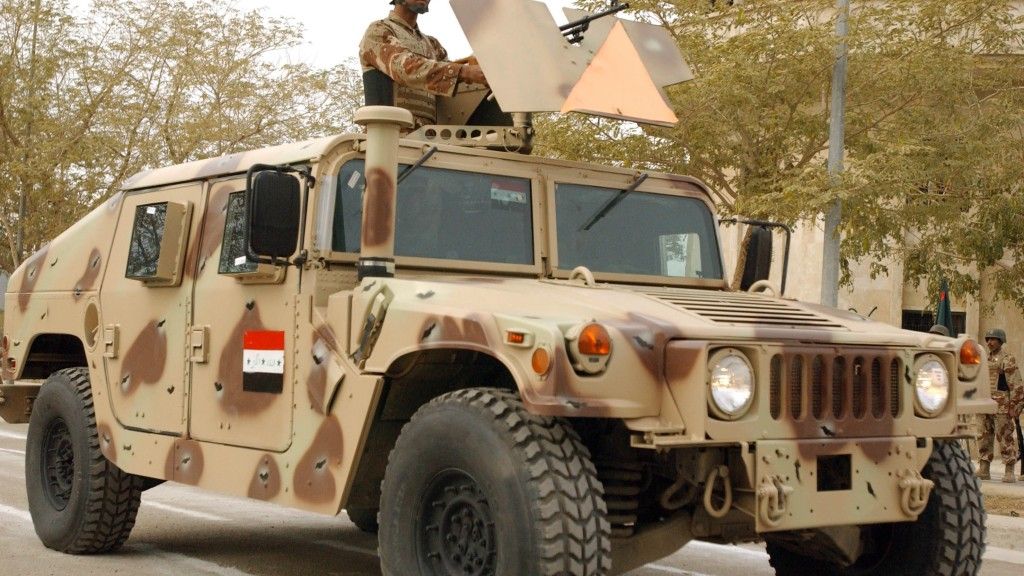 Samochód Humvee irackiej armii w 2006 roku. Podobne pojazdy, zdobyte w walkach z siłami rządowymi, są wykorzystywane przez rebeliantów w Syrii. Fot. Pfc. Jason Dangel/US Army.