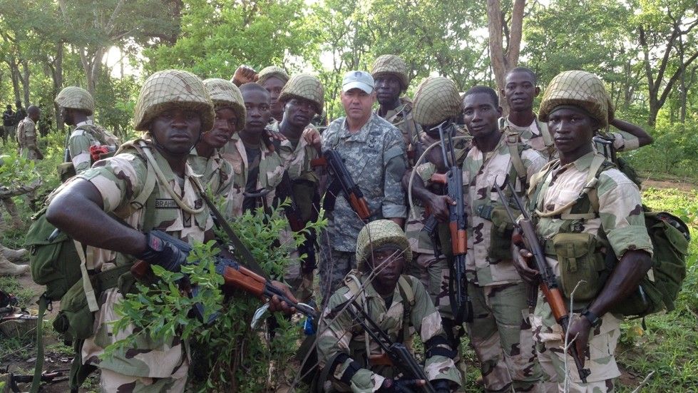 Nigeryjska armia, pomimo szkoleń m.in. z udziałem amerykańskiej Gwardii Narodowej (na zdjęciu) nie jest w stanie skutecznie stawić czoła Boko Haram. Fot. nationalguard.mil/California National Guard.