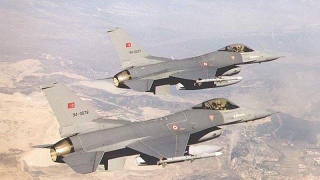 Tureckie F-16C podczas misji patrolowej - fot. Turkish Air Force.
