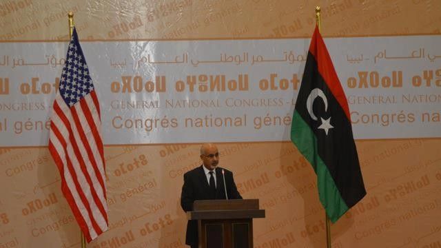 Przewodniczący Zgromadzenia Narodowego Muhammad al-Magariaf podczas ceremonii upamiętniającej ambasadora Chrisa Stevensa - fot. Libiya Alhurra Live.