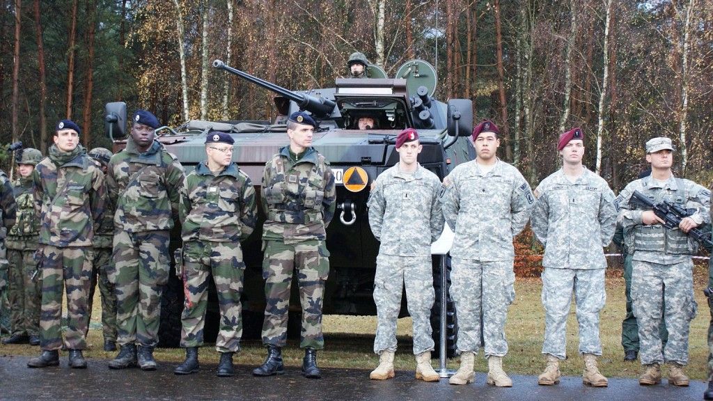 Francuscy i amerykańscy żołnierze na tle KTO Rosomak - fot. J.Sabak/D24