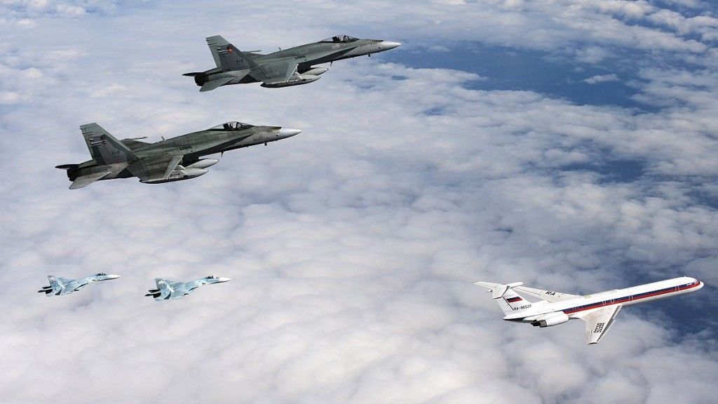 Kanadyjskie CF-18 i rosyjskie Su-27 eskortują "porwany" samolot podczas ćwiczeń Vigilant Eagle 2013 - fot. RCAF
