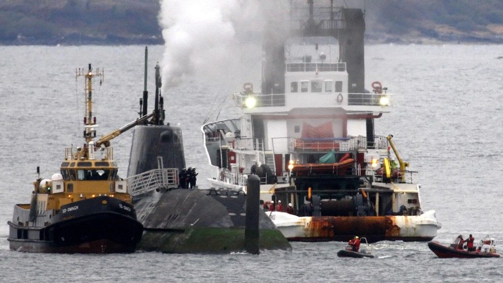 HMS Astute w towarzystwie holowników po wejściu na skały w 2010 roku - fot. AP Photo