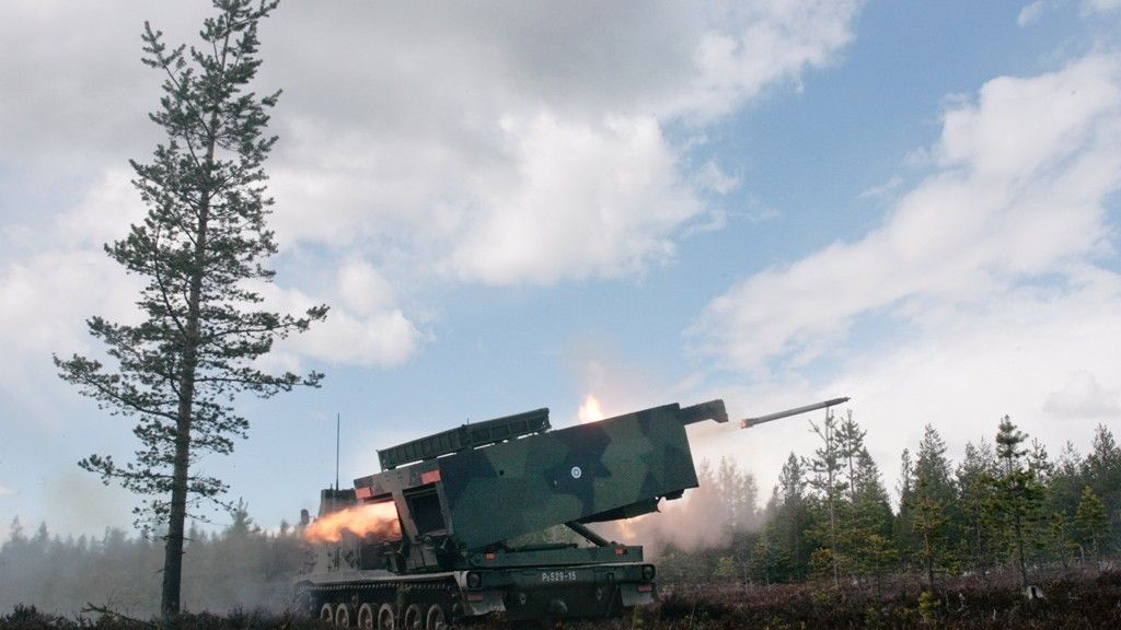Fińska wyrzutnia M270 prowadząca ogień pociskiem kalibru 227 mm, pociski M57 zwiększyłyby możliwości ofensywne dywizjonu ciężkiej artylerii rakietowej - fot. Ministerstwo Obrony Finlandii