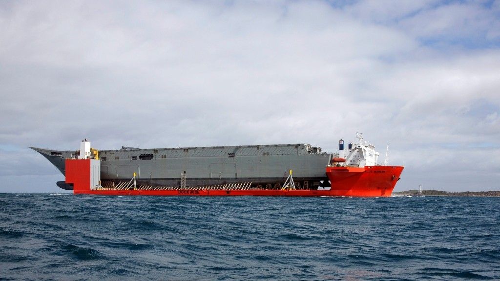 Kadłub przyszłego HMAS Canberra przybywa do Australii - fot. Ministerstwo Obrony Australii