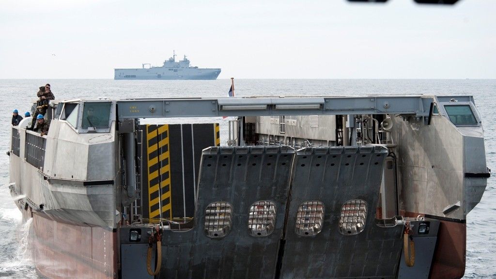 Francuski katamaran desantowy, takie jednoski (zapewnie) zakupią Rosjanie - fot. US Navy