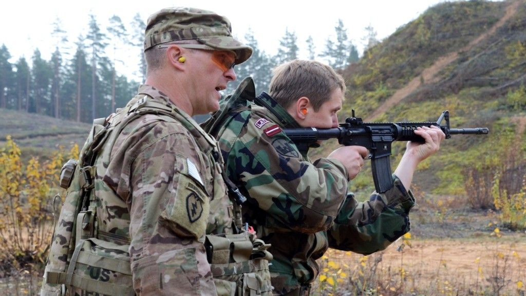 Żołnierze sił Stanów Zjednoczonych i Łotwy w trakcie ćwiczeń Silver Arrow, podczas których używano systemu MILES.Fot. Sgt. 1st Class Helen Miller/US Army.
