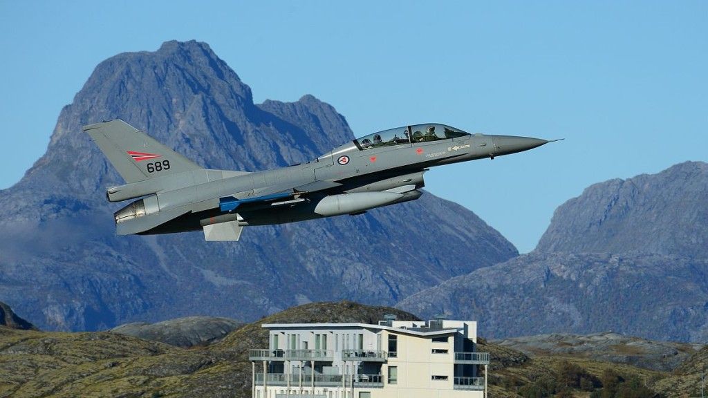 Norweski F-16 startujący z bazy lotniczej Bodo. - fot. US DoD