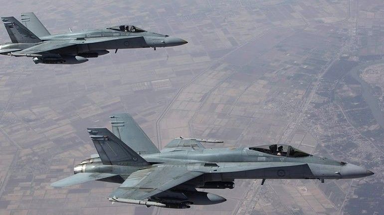 Para australijskich samolotów F/A-18 Hornet biorących udział w działaniach przeciwko siłom tzw. Państwa Islamskiego. Fot.  © Commonwealth of Australia, Department of Defence