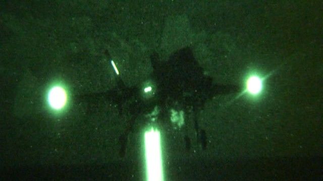Nocne ladowanie F-35B na pokładzie USS Wasp. - fot. US Marines Corps 