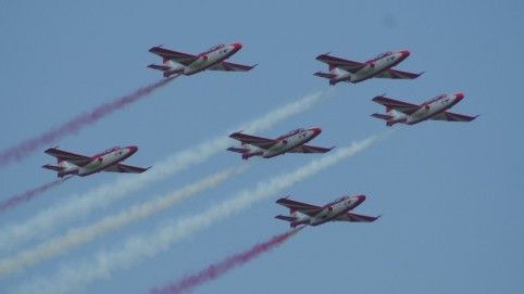 Zespół Biało-Czerwone Iskry, znak rozpoznawczy Sił Powietrznych na pokazach lotniczych - fot. Łukasz Pacholski