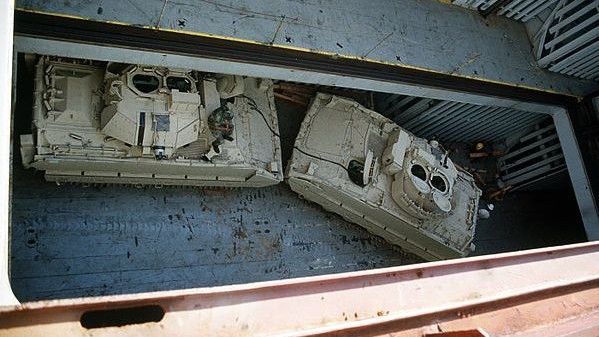 Załadunek wozów bojowych M2 Bradley -fot. Flickr