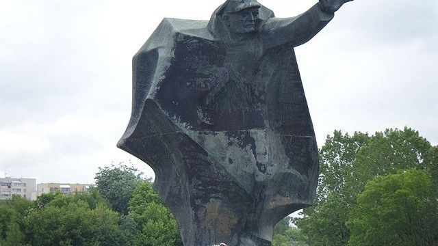 Pomnik Kościuszkowców, poświęcony 1 Dywizji Piechoty, w której służył kpt. Jabłoński. Fot. Tadeusz Rudzki/Wikimedia Commons/CC BY SA 3.0/[https://creativecommons.org/licenses/by-sa/3.0/deed.en]