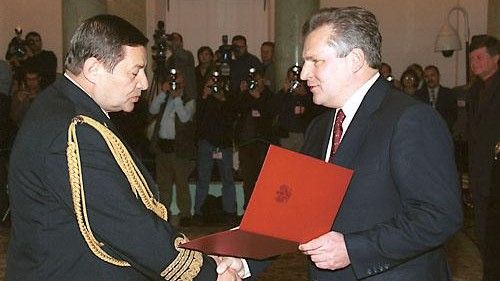 Admirał Ryszard Łukasik odbierający nominację na drugą kadencję dowódcy Marynarki Wojennej w 2000 roku - fot. Wikipedia