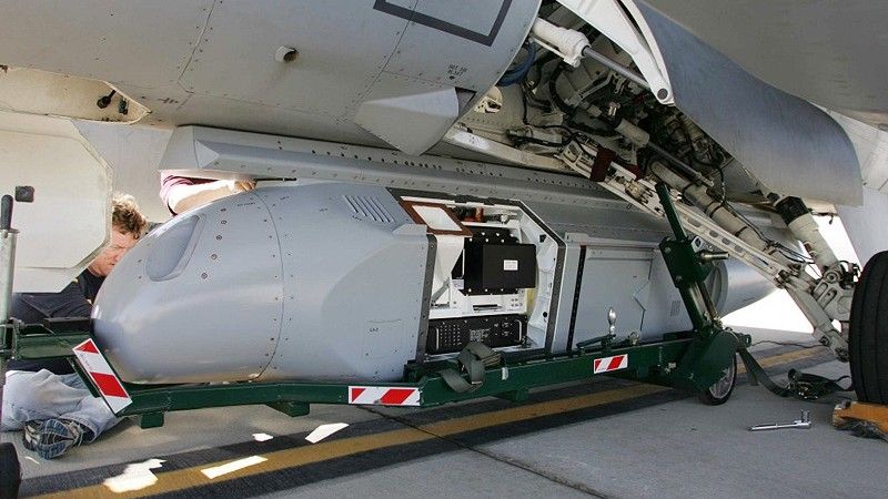 Zasobnik rozpoznawczy DB-110 pod kadłubem samolotu F-16 Fighting Falcon - fot. Goodrich