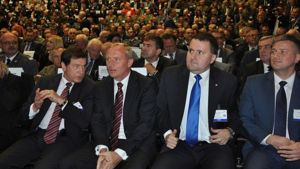 Minister Robert Kupiecki na tegorocznej edycji MSPO (drugi od prawej). Fot. Defence24.pl