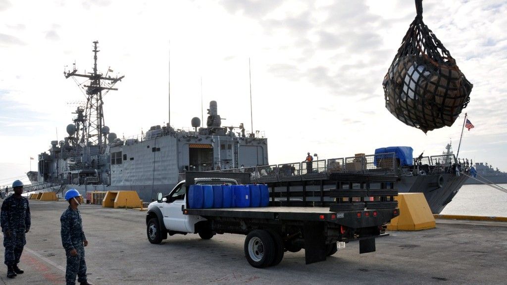 USS Carr wyładowuje "towar" zdobyty na Karaibach - fot. US Navy