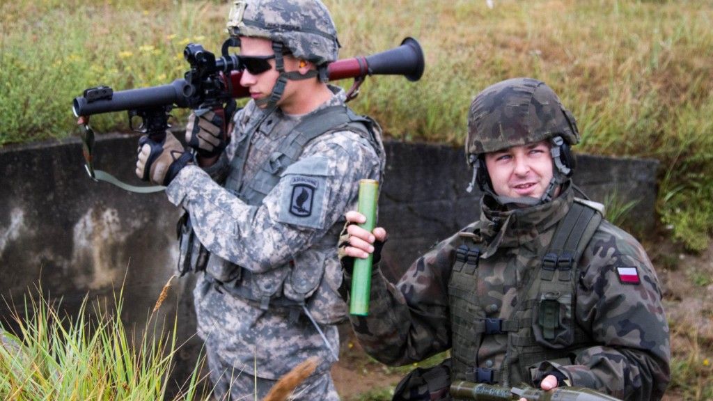 Żołnierz US Army ćwiczy strzelanie z granatnika RPG-7 podczas szkolenia w Polsce, zorganizowanego w związku z kryzysem ukraińskim. Wydaje się, że MON powinien wziąć pod uwagę pozyskanie nowej amunicji do uzbrojenia tego typu, niezależnie od zakupu granatników jednorazowych. Fot. Sgt. 1st Class Adam Stone/US Army.