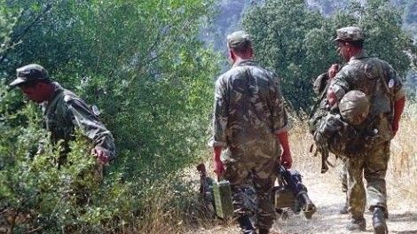 Algierscy żołnierze przeczesują teren na południe od Khencheli w poszukiwaniu terrorystów - fot. http://www.echoroukonline.com