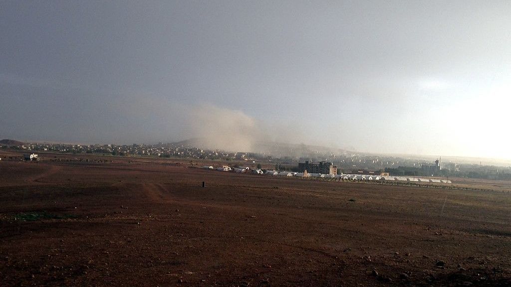 Miasto Kobane w październiku 2014 roku. Widok z granicy Turcji z Syrią. Fot. M. Akhavan/PersianDutchNewtork/Wikimedia Commons/CC 4.0.