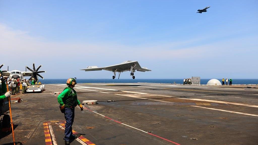 Czwarte, podobnie jak trzecie lądowanie na lotniskowcu drona X-47B zakończyło się niepowodzeniem – fot. US Navy