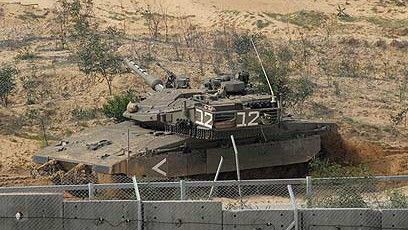 Izraelski czołg przy murze bezpieczeństwa w strefie Gazy - fot. ynetnews.com