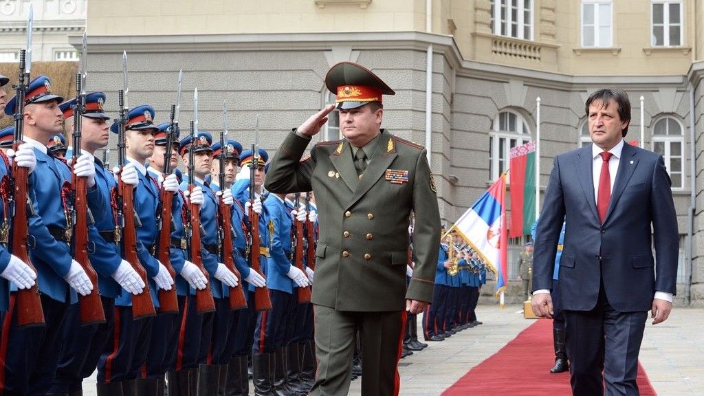 Minister obrony Białorusi Andriej Rawkow (po lewej) podczas wizyty w Belgradzie. Obok niego minister obrony Serbii Bratislav Gašić. Fot. MO Serbii